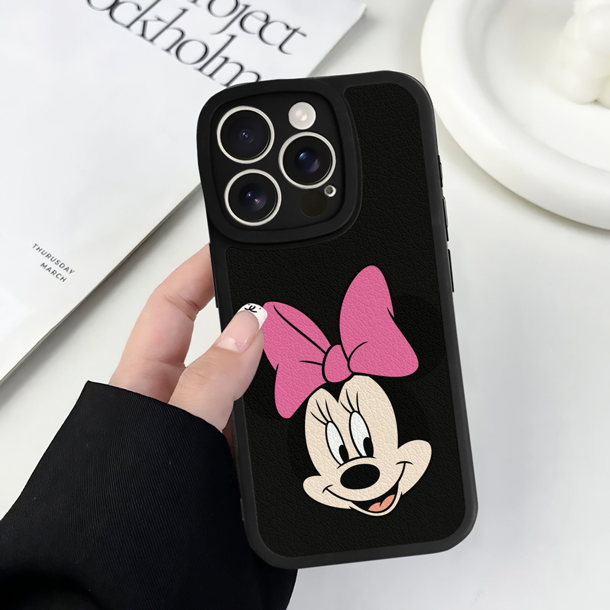 （画像用） ミッキーマウス Mickey Mouse 【iPhone 16シリーズ対応】シリコンスマホケース（レザー調） 材質：シリコン